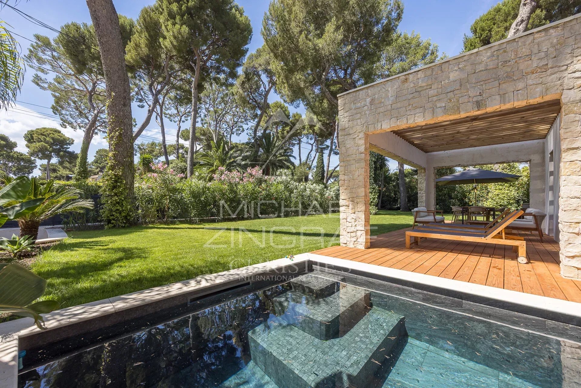 Villa contemporaine au Cap d’Antibes Villa contemporaine avec piscine et jardin au Cap d'Antibes, près des plages de la Garoupe.