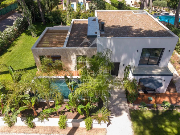 Vue aérienne d'une villa contemporaine neuve avec jardin au Cap d'Antibes.