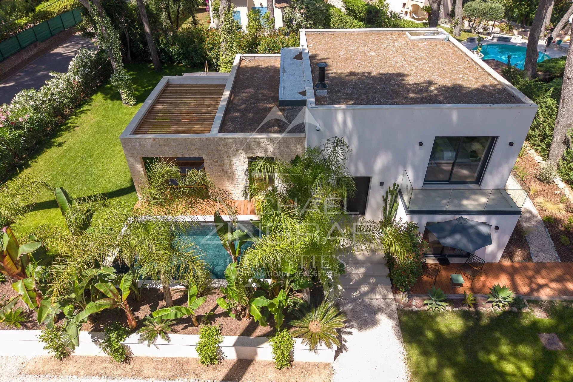 Villa contemporaine au Cap d’Antibes Vue aérienne d'une villa contemporaine neuve avec jardin au Cap d'Antibes.