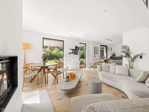 Intérieur d'une villa contemporaine avec salon lumineux et mobilier moderne à Antibes.