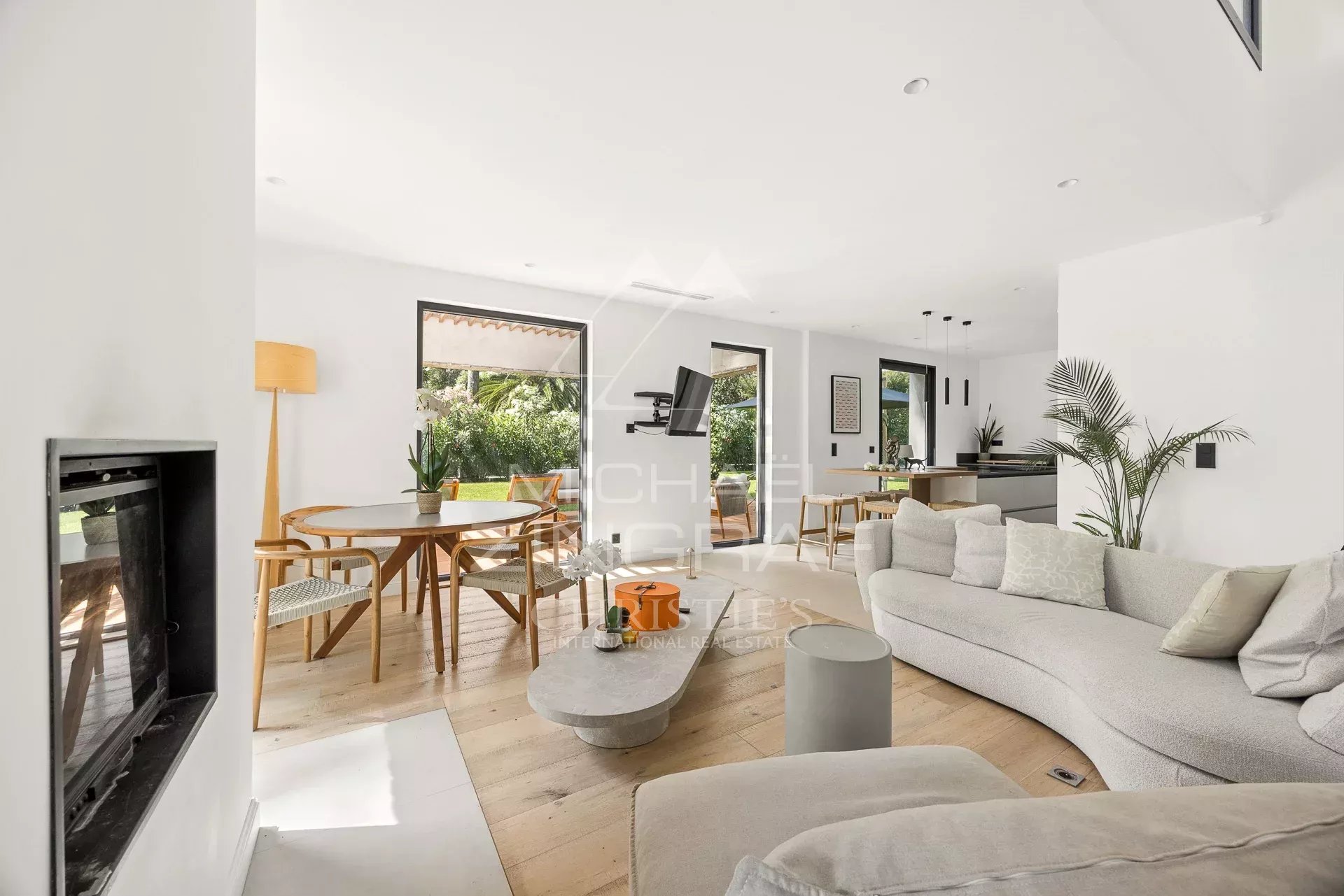 Intérieur d’une villa contemporaine à Antibes Intérieur d'une villa contemporaine avec salon lumineux et mobilier moderne à Antibes.
