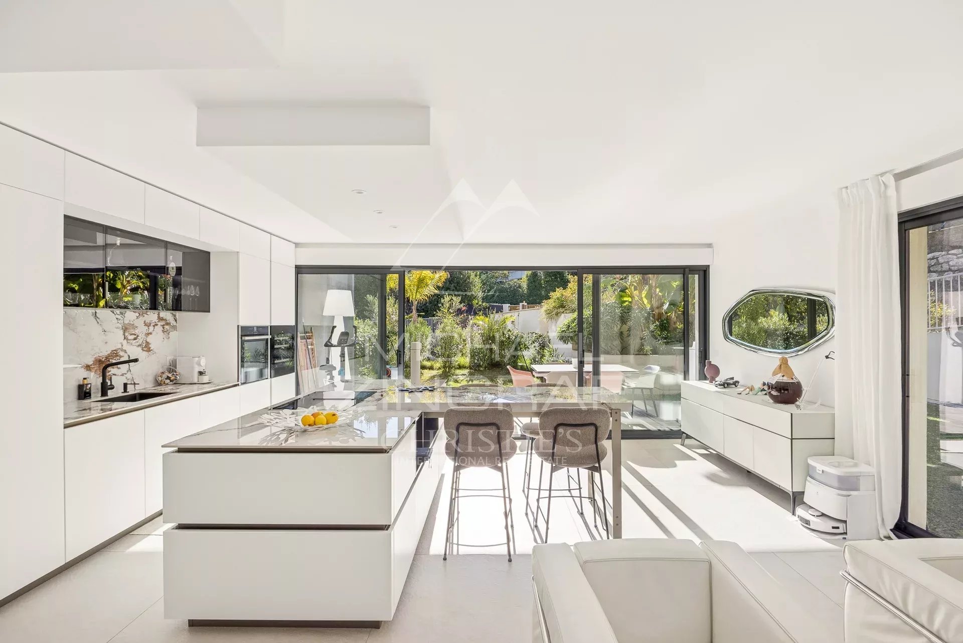 Intérieur d'un appartement moderne avec cuisine ouverte et espace de vie lumineux à Antibes.