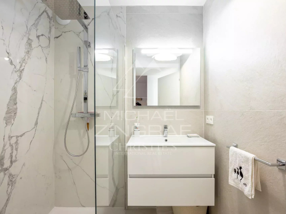 Salle de bain moderne avec douche à l'italienne et meuble vasque.