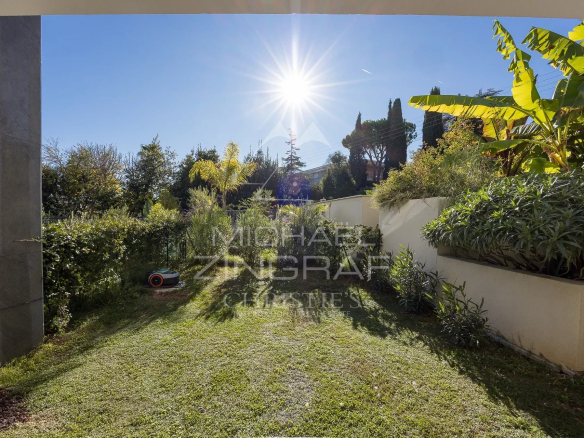 Jardin d'un appartement en rez-de-jardin à Antibes, avec pelouse et plantes.