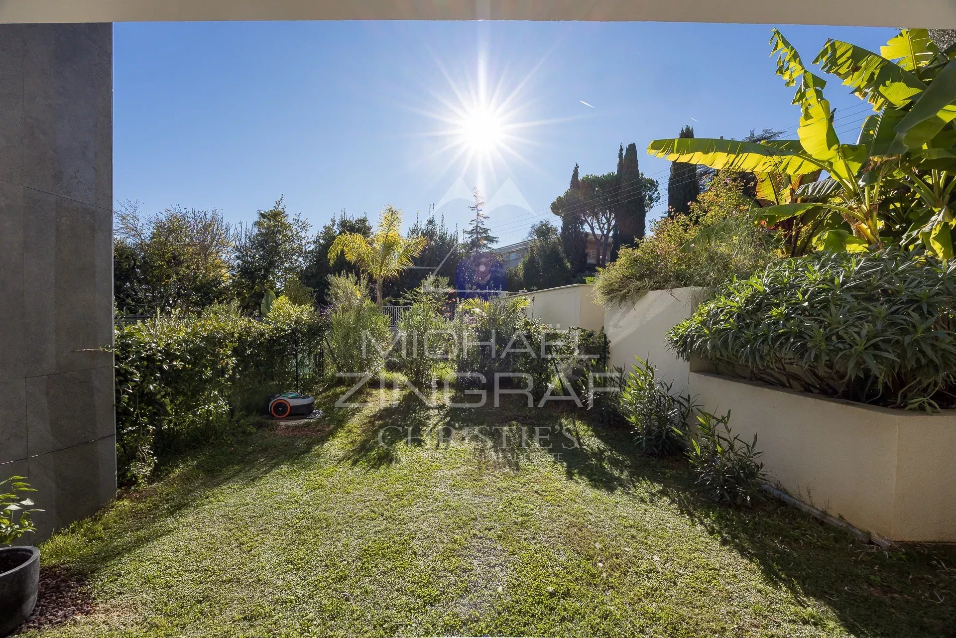 Jardin d'un appartement en rez-de-jardin à Antibes, avec pelouse et plantes.