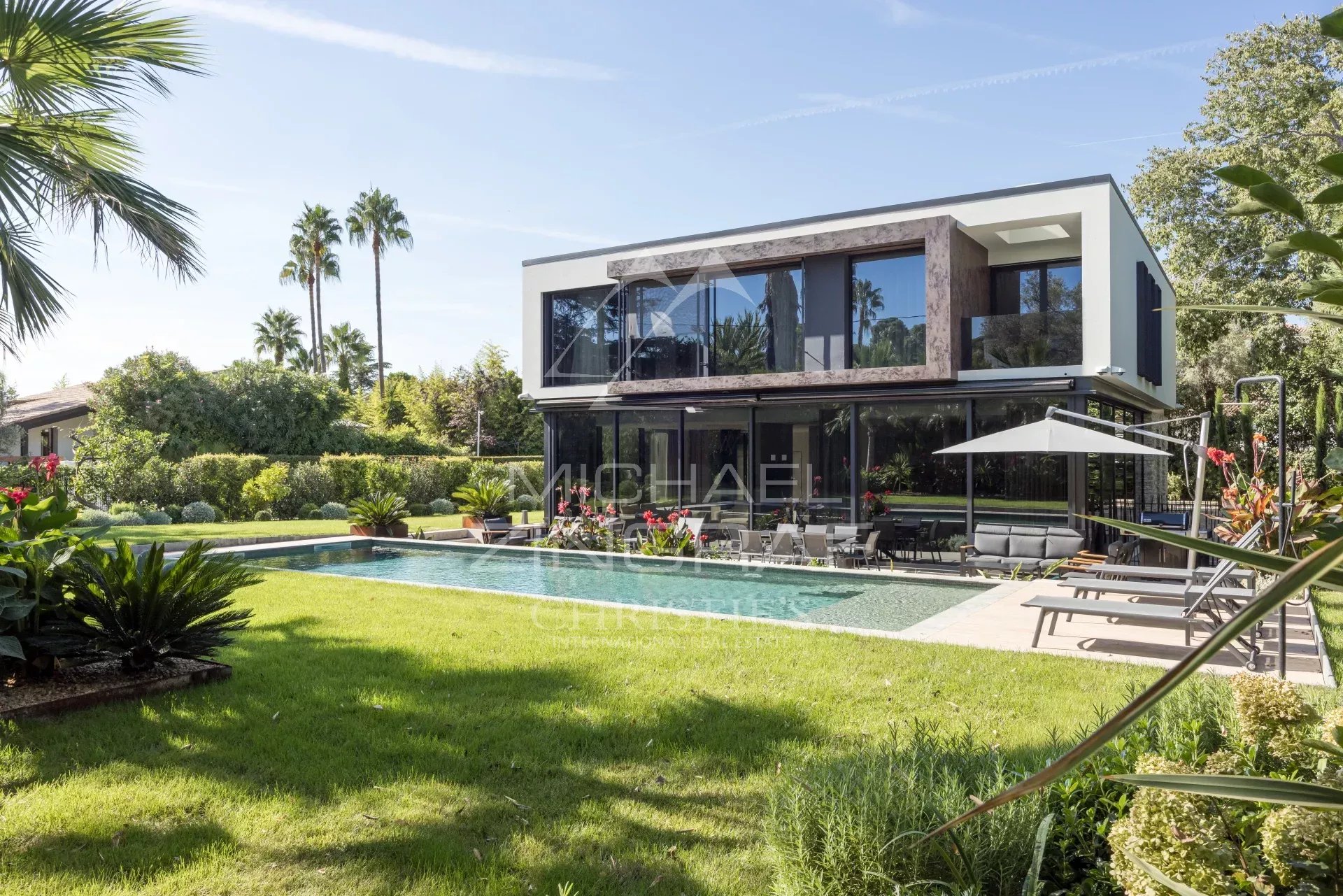 Villa contemporaine neuve avec piscine dans un domaine privé à Antibes, Côte d'Azur.