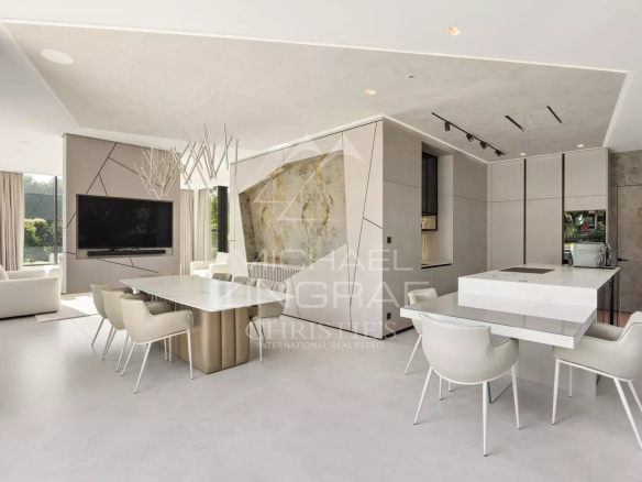 Intérieur d'une villa contemporaine neuve avec cuisine moderne et espace de vie lumineux à Antibes.