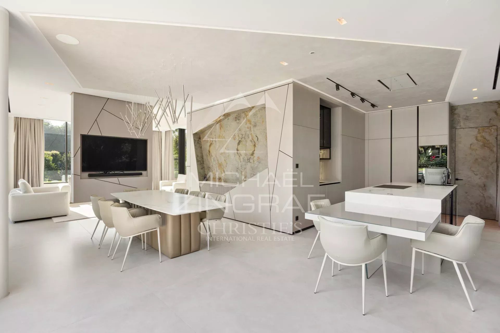 Intérieur d'une villa contemporaine neuve avec cuisine moderne et espace de vie lumineux à Antibes.