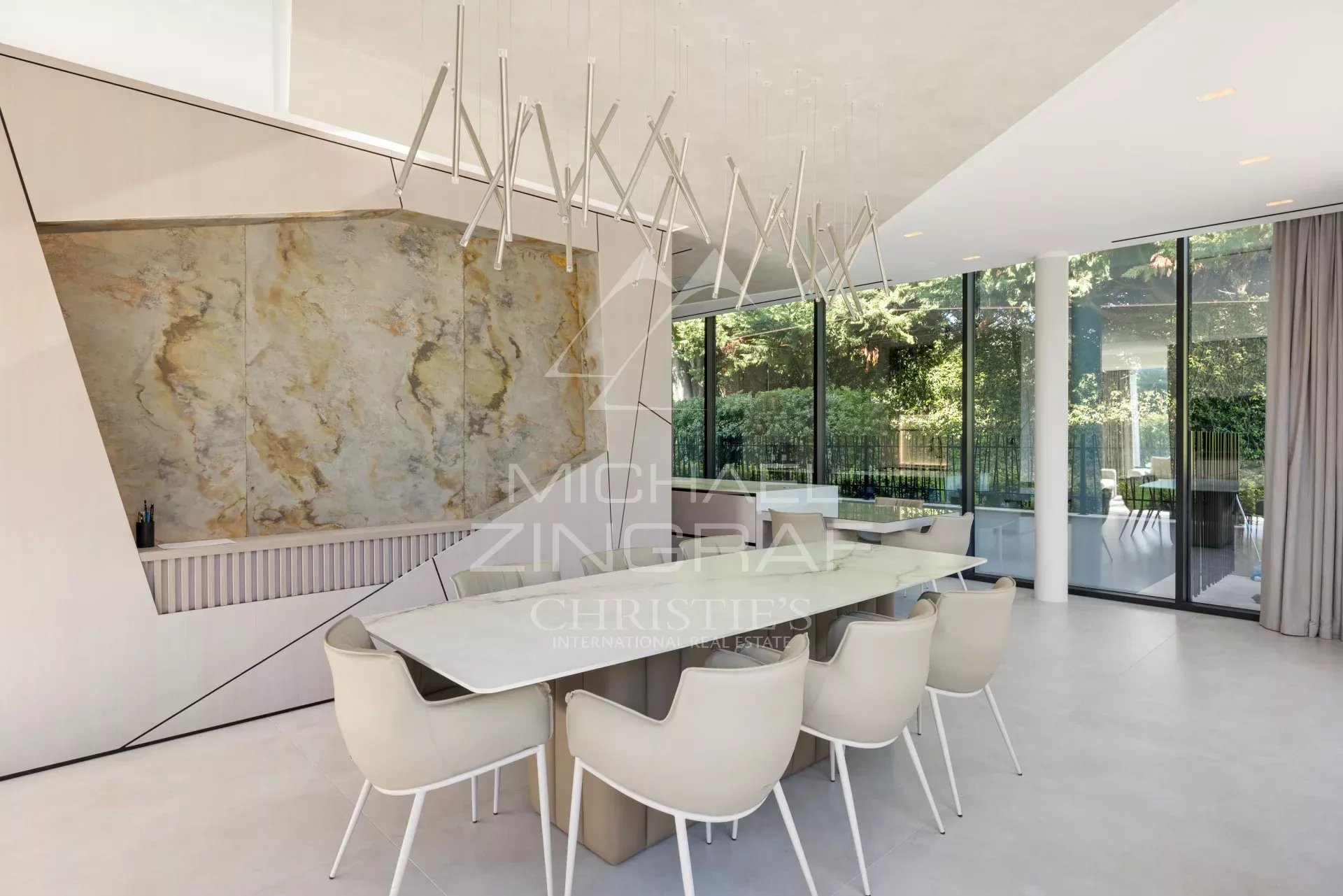 Intérieur d'une villa contemporaine avec salle à manger moderne et grandes baies vitrées.