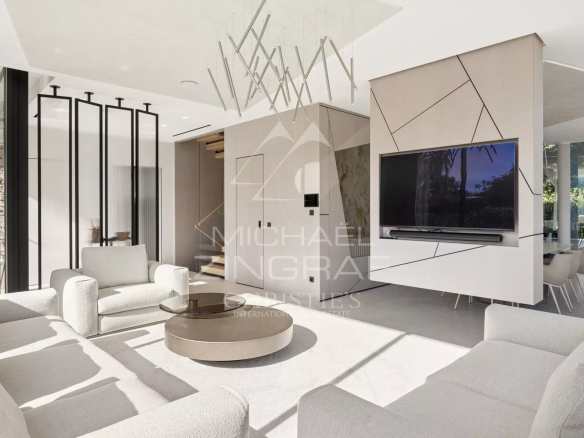 Intérieur d'une villa contemporaine à Cap d'Antibes avec salon moderne et télévision murale.