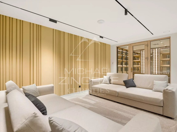 Intérieur d'une villa contemporaine avec un salon moderne et des murs en bois.