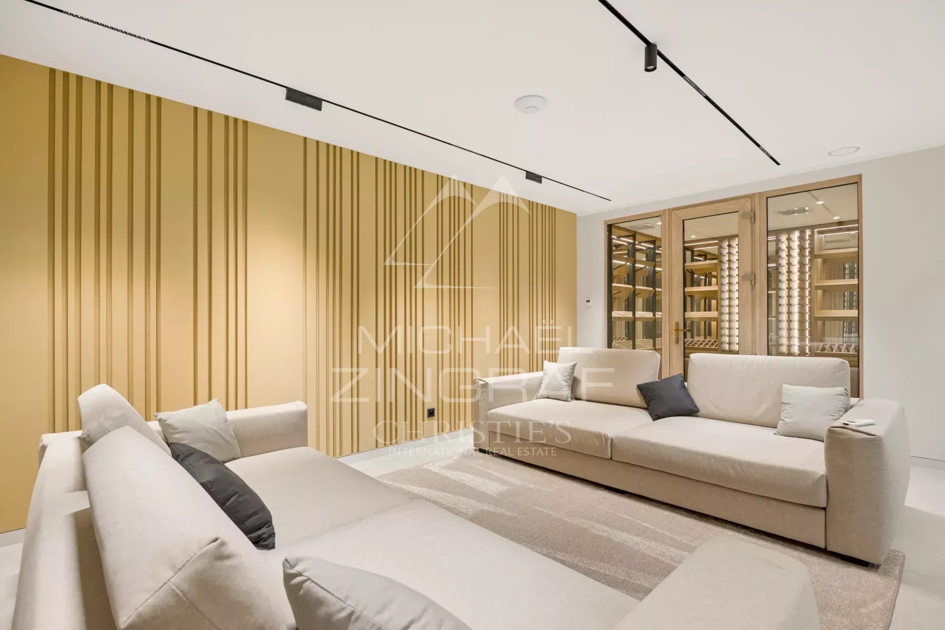 Intérieur d'une villa contemporaine avec un salon moderne et des murs en bois.