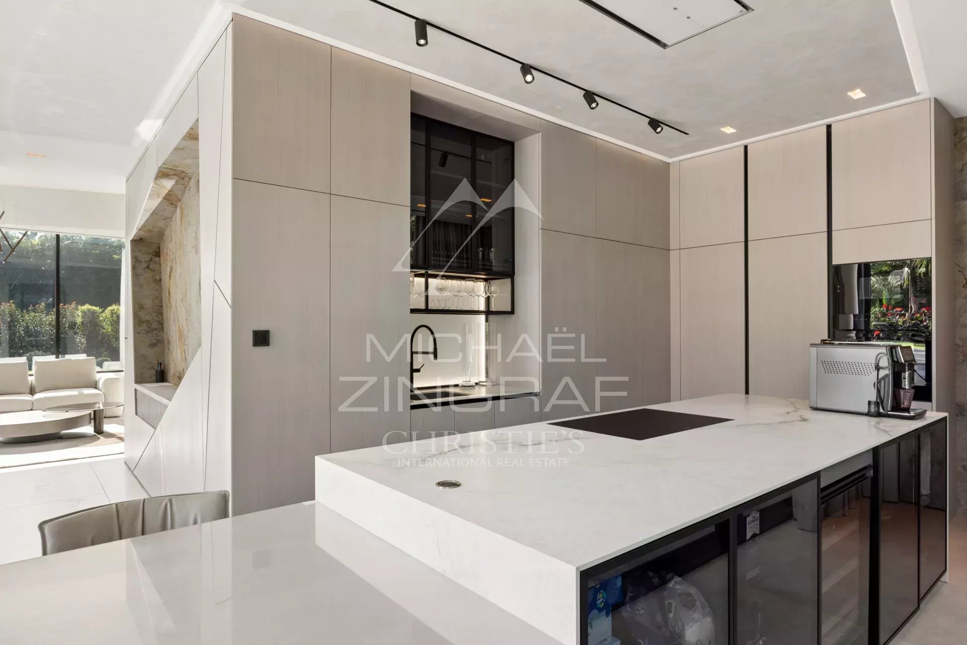 Intérieur moderne d'une cuisine contemporaine avec îlot central et équipements haut de gamme.