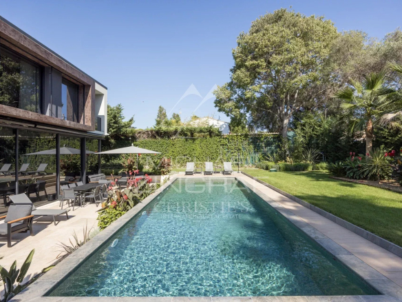 Villa contemporaine avec piscine dans un domaine privé à Antibes, Côte d'Azur.