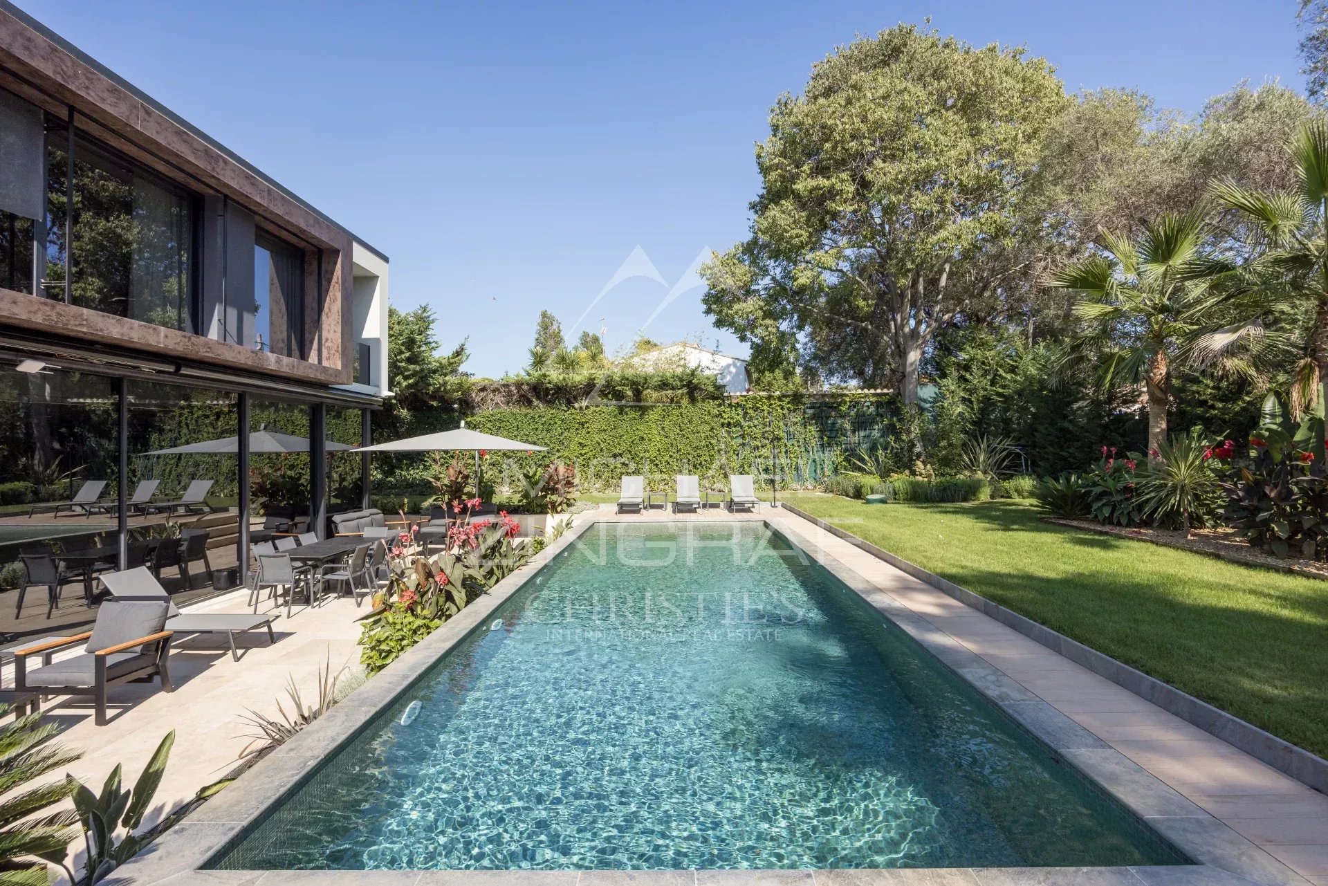 Villa contemporaine avec piscine dans un domaine privé à Antibes, Côte d'Azur.