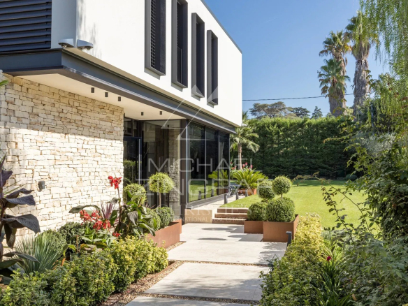 Entrée d'une villa contemporaine avec jardin paysager à Cap d'Antibes.