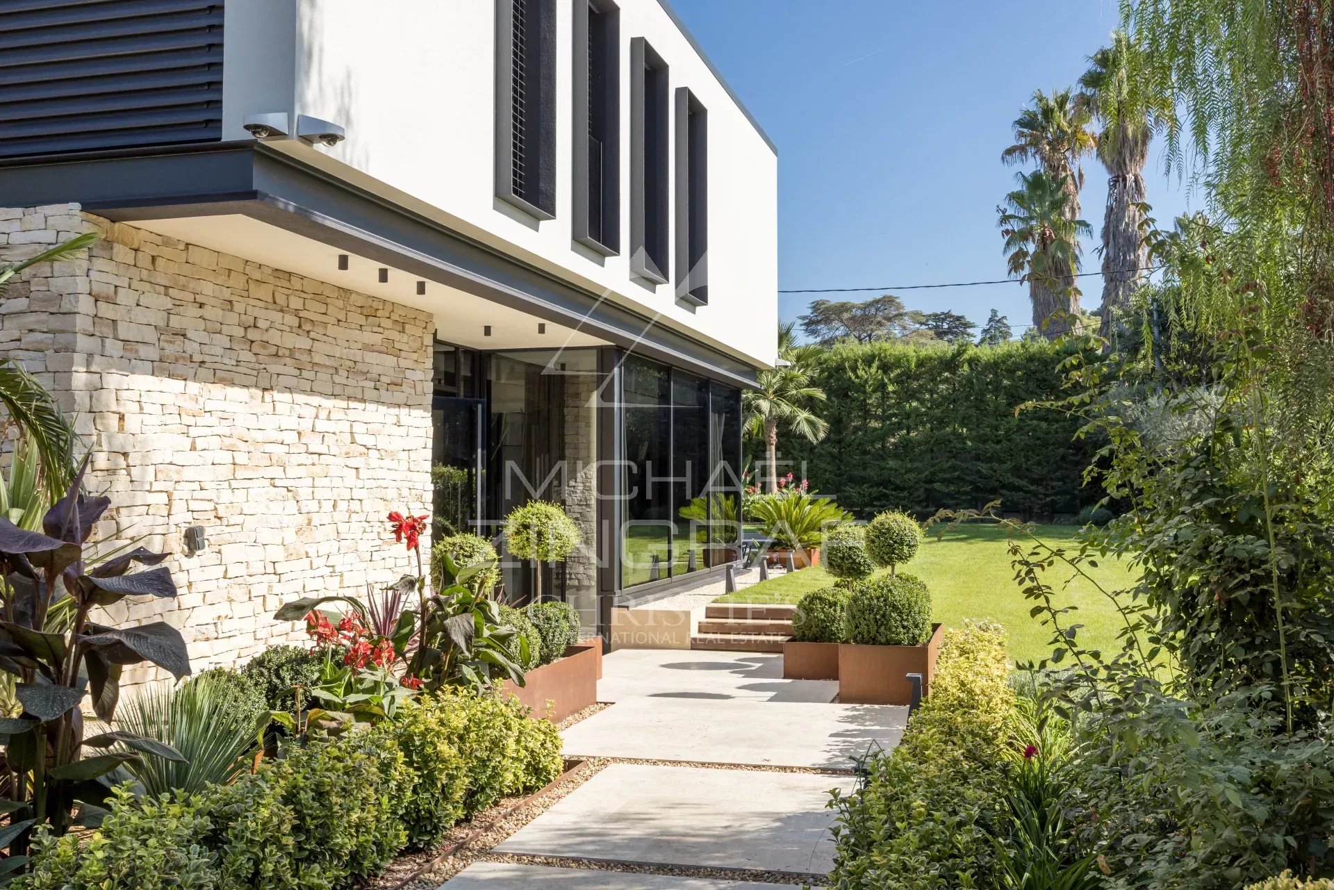 Entrée d'une villa contemporaine avec jardin paysager à Cap d'Antibes.