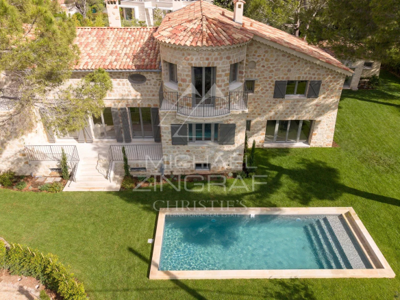 Villa en pierre avec piscine dans un jardin verdoyant au Cap d'Antibes.