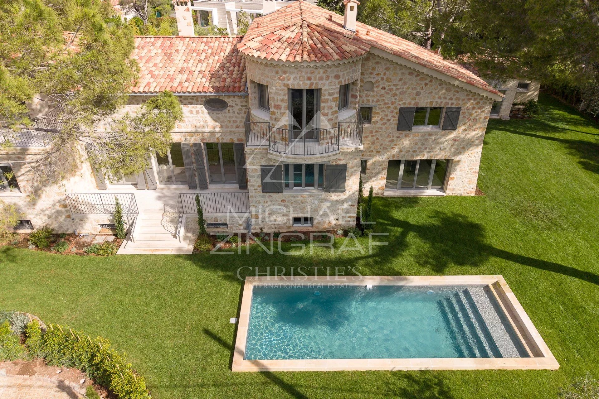 Villa de luxe au Cap d’Antibes Villa en pierre avec piscine dans un jardin verdoyant au Cap d'Antibes.