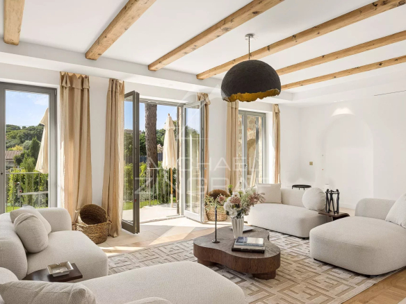 Intérieur d'une villa rénovée à Cap d'Antibes avec un salon lumineux et des finitions modernes.