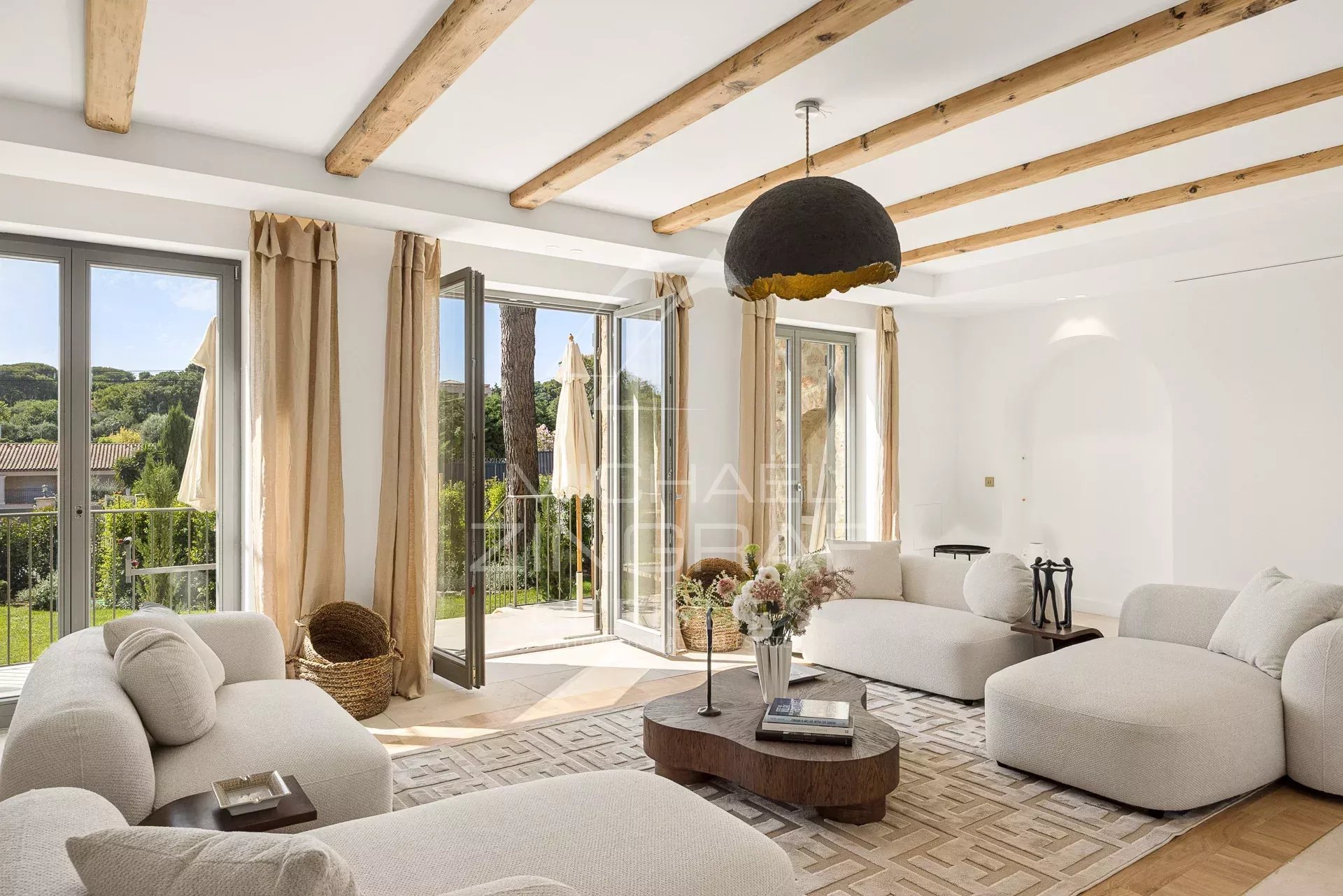 Salon d’une villa à Cap d’Antibes Intérieur d'une villa rénovée à Cap d'Antibes avec un salon lumineux et des finitions modernes.