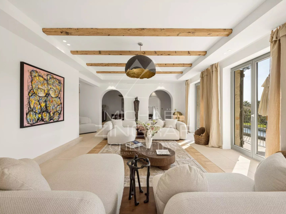 Intérieur d'une villa moderne avec poutres apparentes et décoration élégante à Cap d'Antibes.