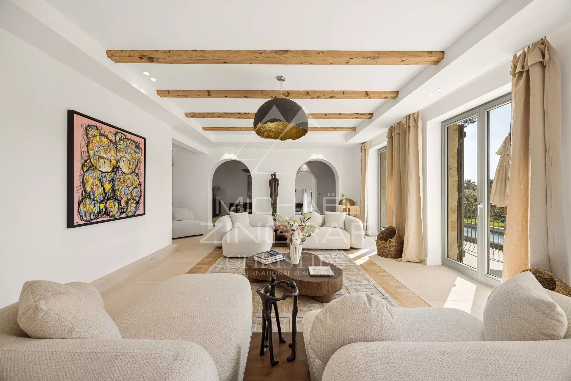 Intérieur d’une villa à Cap d’Antibes Intérieur d'une villa moderne avec poutres apparentes et décoration élégante à Cap d'Antibes.