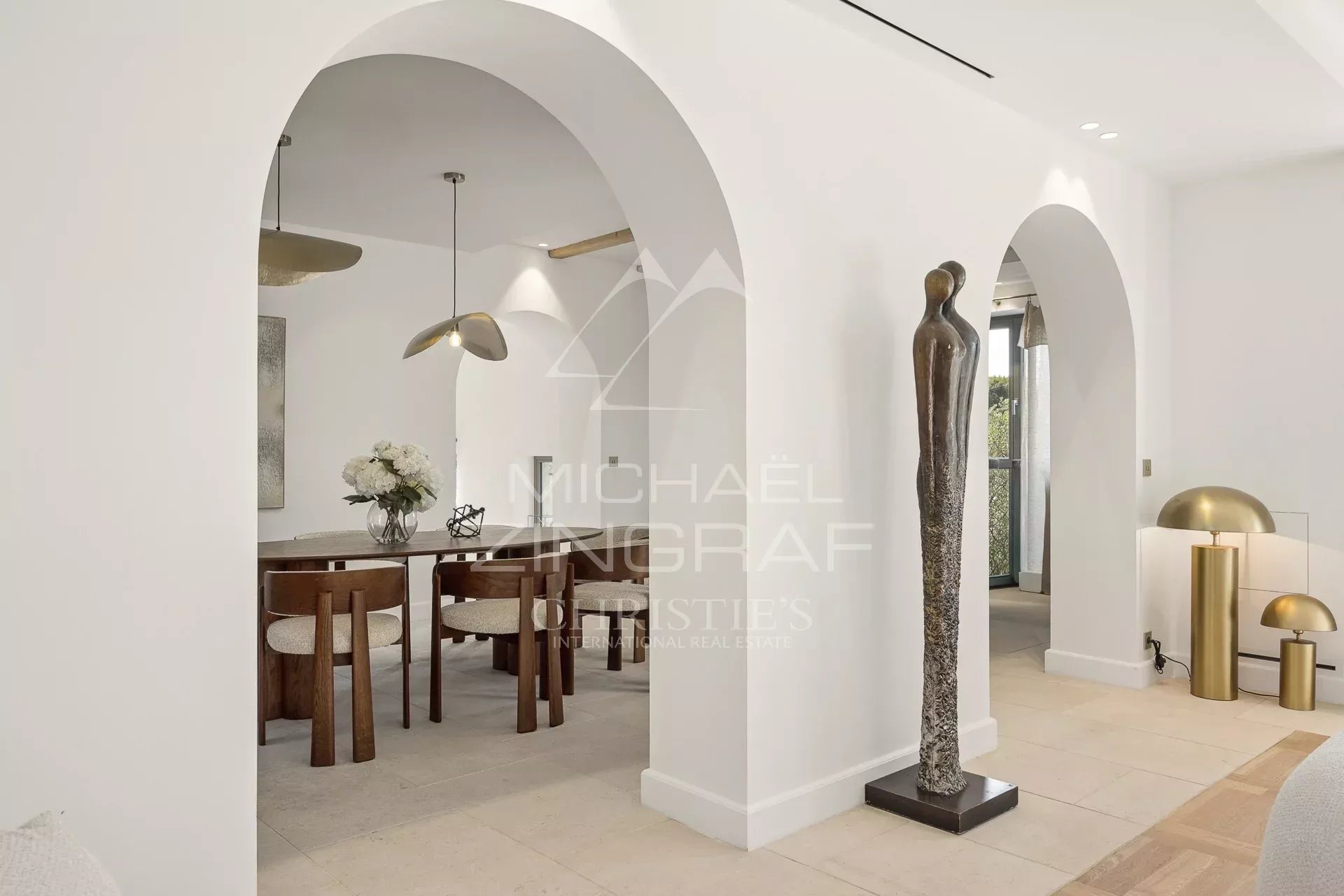 Intérieur d’une villa à Cap d’Antibes Intérieur d'une villa rénovée à Cap d'Antibes avec arches et mobilier moderne.