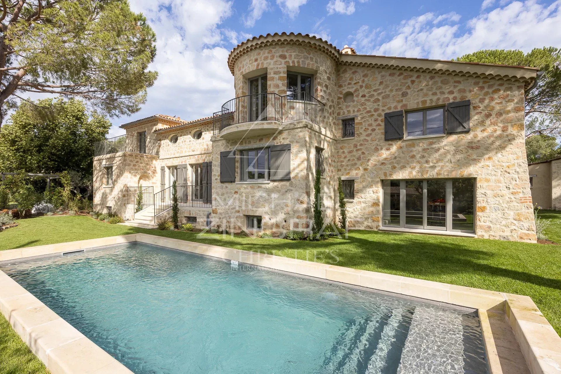 Villa de luxe au Cap d’Antibes Villa en pierre avec piscine au Cap d'Antibes, entourée de verdure.
