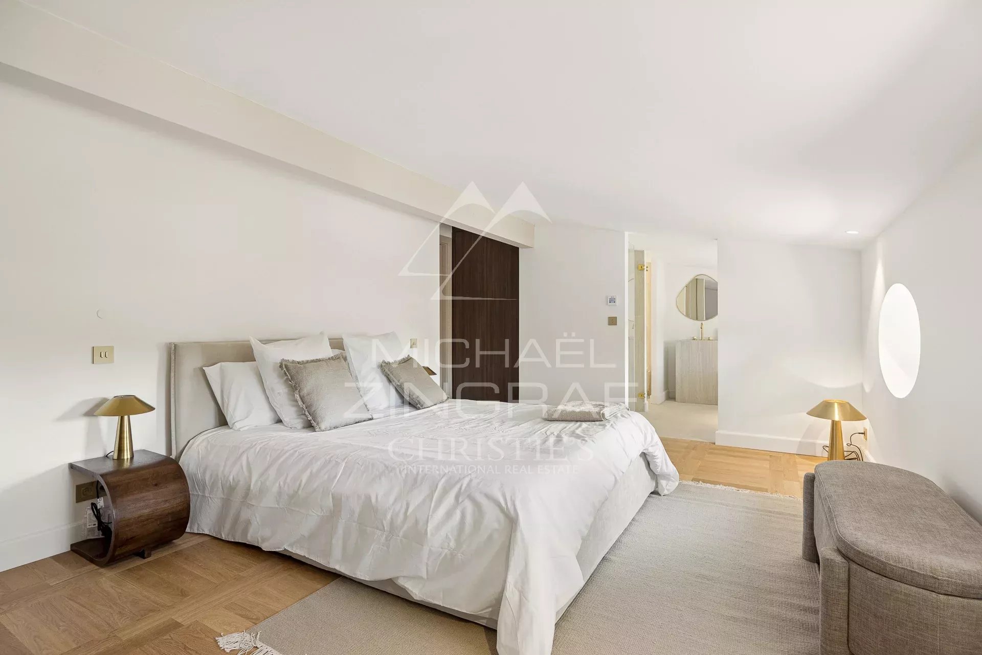 Chambre moderne au Cap d’Antibes Chambre d'une villa rénovée au Cap d'Antibes avec lit double et décoration contemporaine.