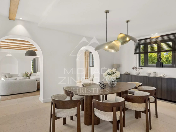 Intérieur d'une villa rénovée à Cap d'Antibes avec une salle à manger moderne.