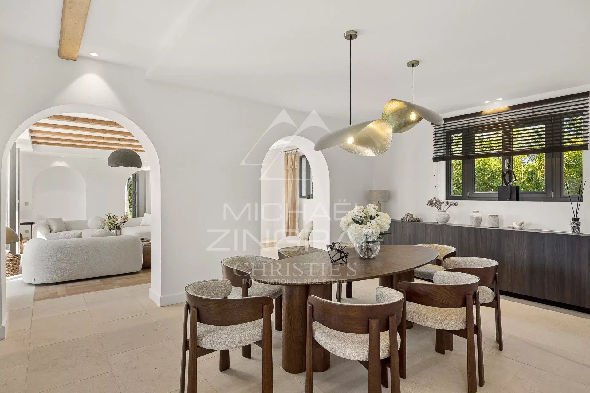 Salle à manger moderne à Cap d’Antibes Intérieur d'une villa rénovée à Cap d'Antibes avec une salle à manger moderne.