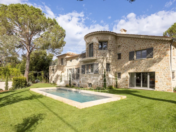 Villa en pierre avec piscine dans un jardin verdoyant au Cap d'Antibes