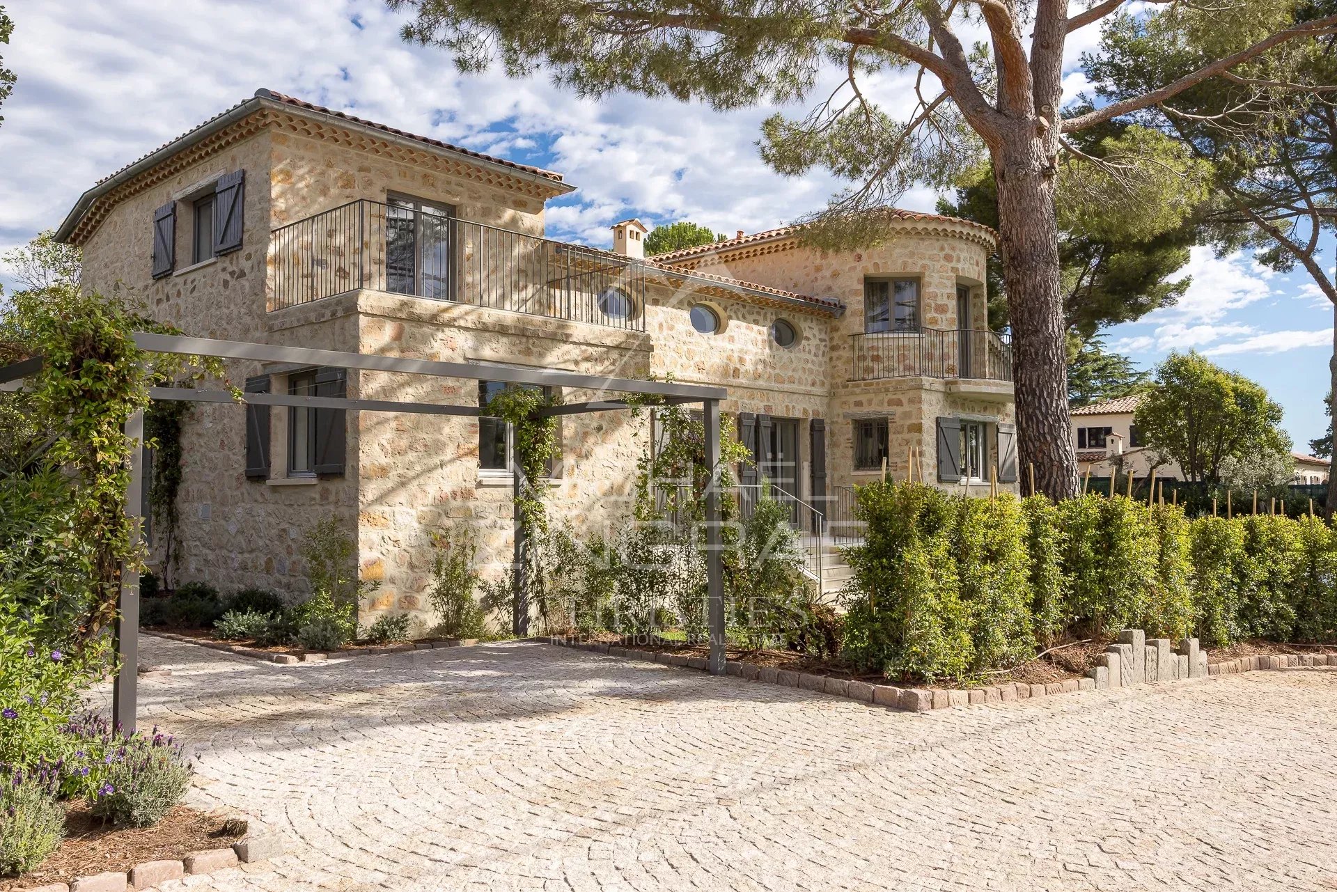 Villa au Cap d’Antibes Villa en pierre rénovée avec jardin au Cap d’Antibes, entourée de verdure.