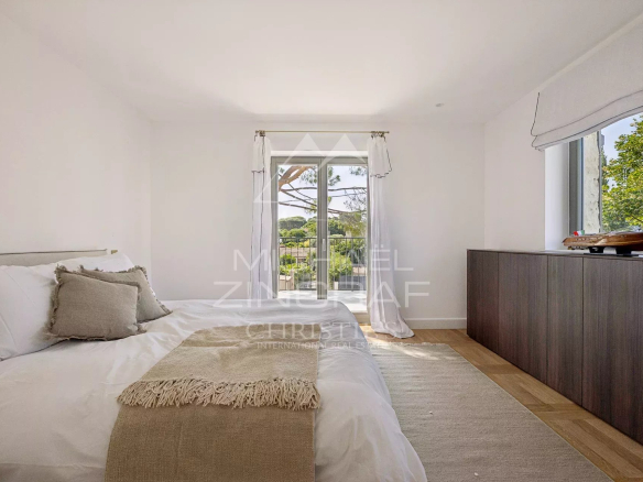 Chambre lumineuse avec lit double et mobilier moderne dans une villa rénovée au Cap d'Antibes.