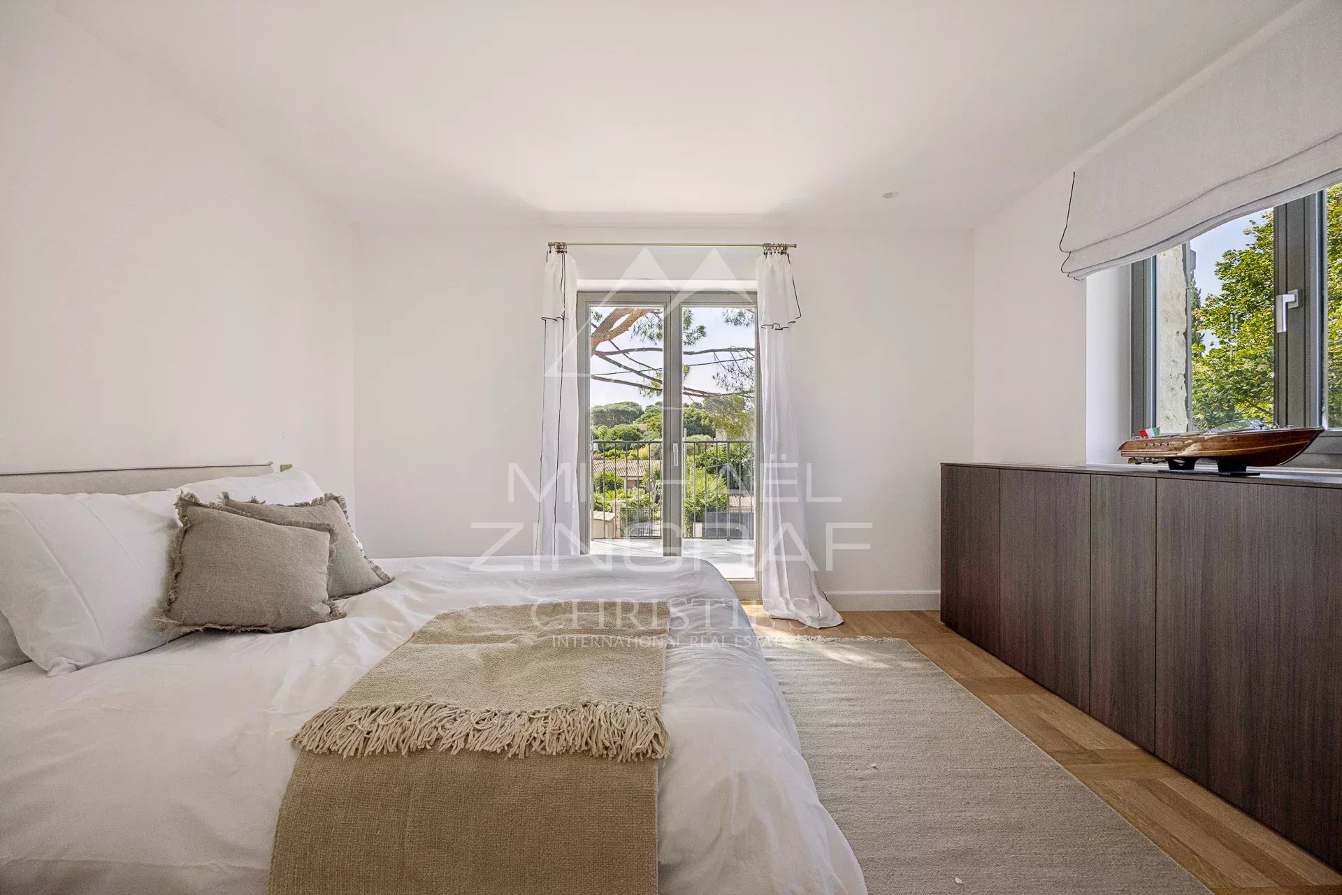 Chambre moderne au Cap d’Antibes Chambre lumineuse avec lit double et mobilier moderne dans une villa rénovée au Cap d'Antibes.
