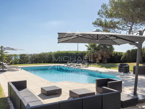 Swimming pool and outdoor area of ​​a villa in Cap d'Antibes with sea views.