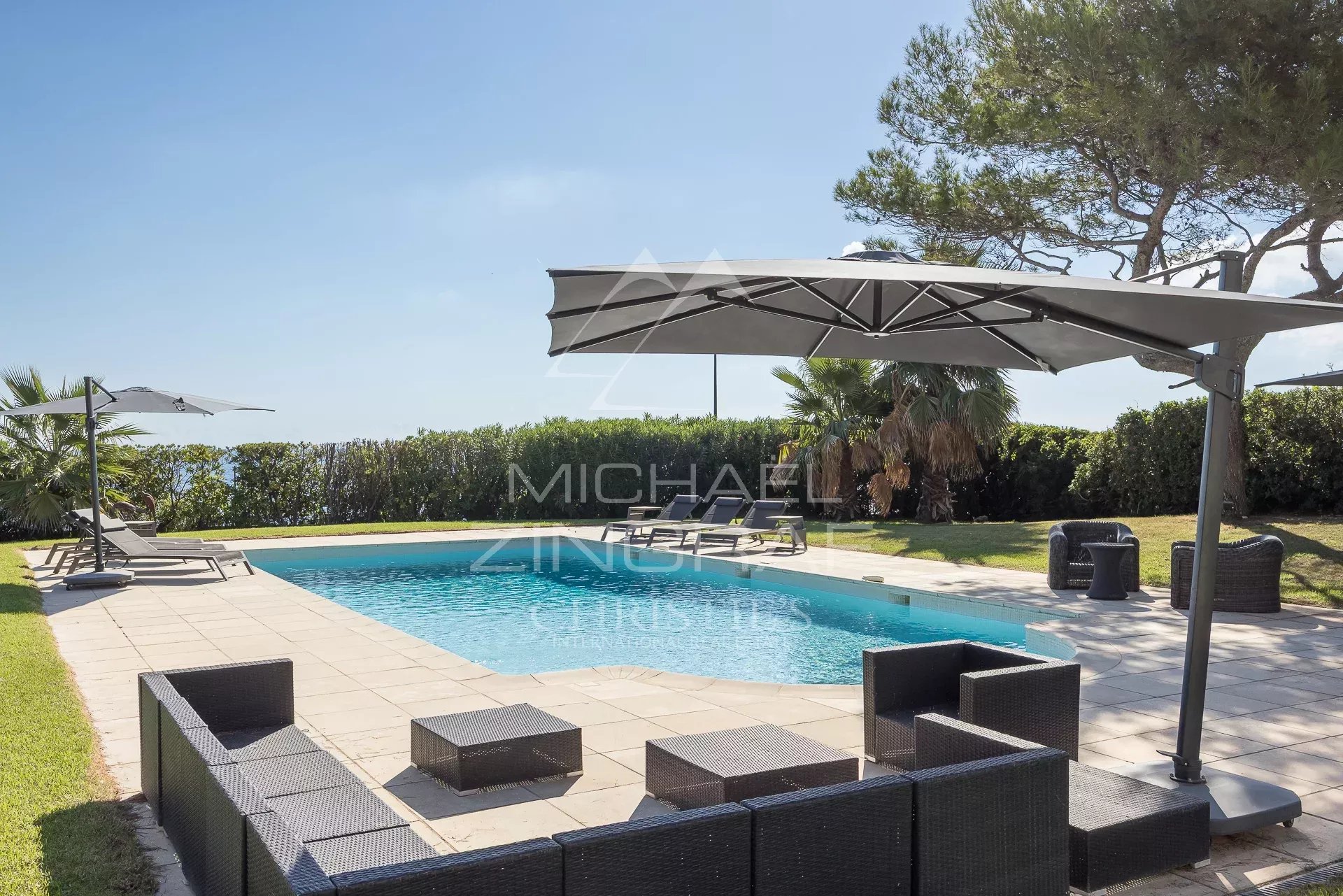 Exceptional villa in Cap d'Antibes Swimming pool and outdoor area of a villa in Cap d'Antibes with sea views.