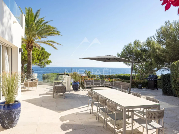 Terrace of a villa in Cap d'Antibes with sea view, swimming pool and outdoor furniture.