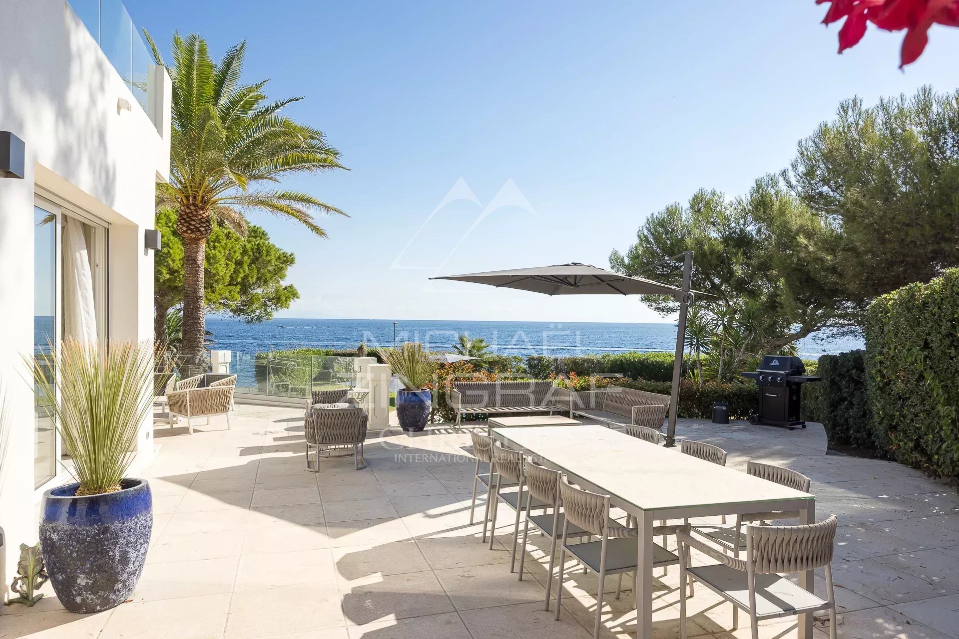 Villa with panoramic views in Cap d'Antibes Terrace of a villa in Cap d'Antibes with sea view, swimming pool and outdoor furniture.