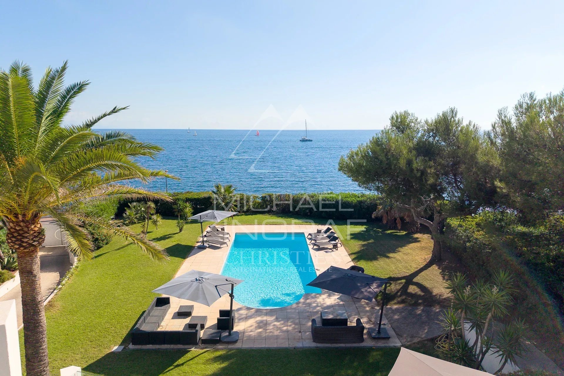 Exceptional villa in Cap d'Antibes Panoramic sea view from a villa with pool and garden in Cap d'Antibes.