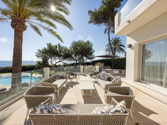Terrace of a villa in Cap d'Antibes with sea view and swimming pool.