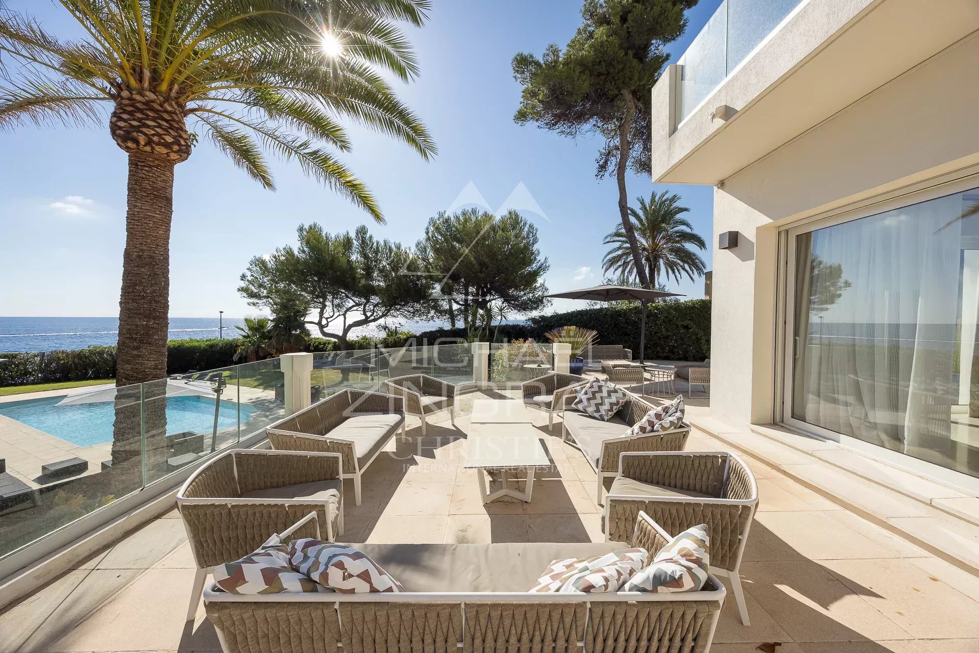Exceptional villa in Cap d'Antibes Terrace of a villa in Cap d'Antibes with sea view and swimming pool.