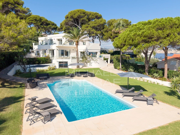Modern villa with pool and garden in Cap d'Antibes, with sea and mountain views.