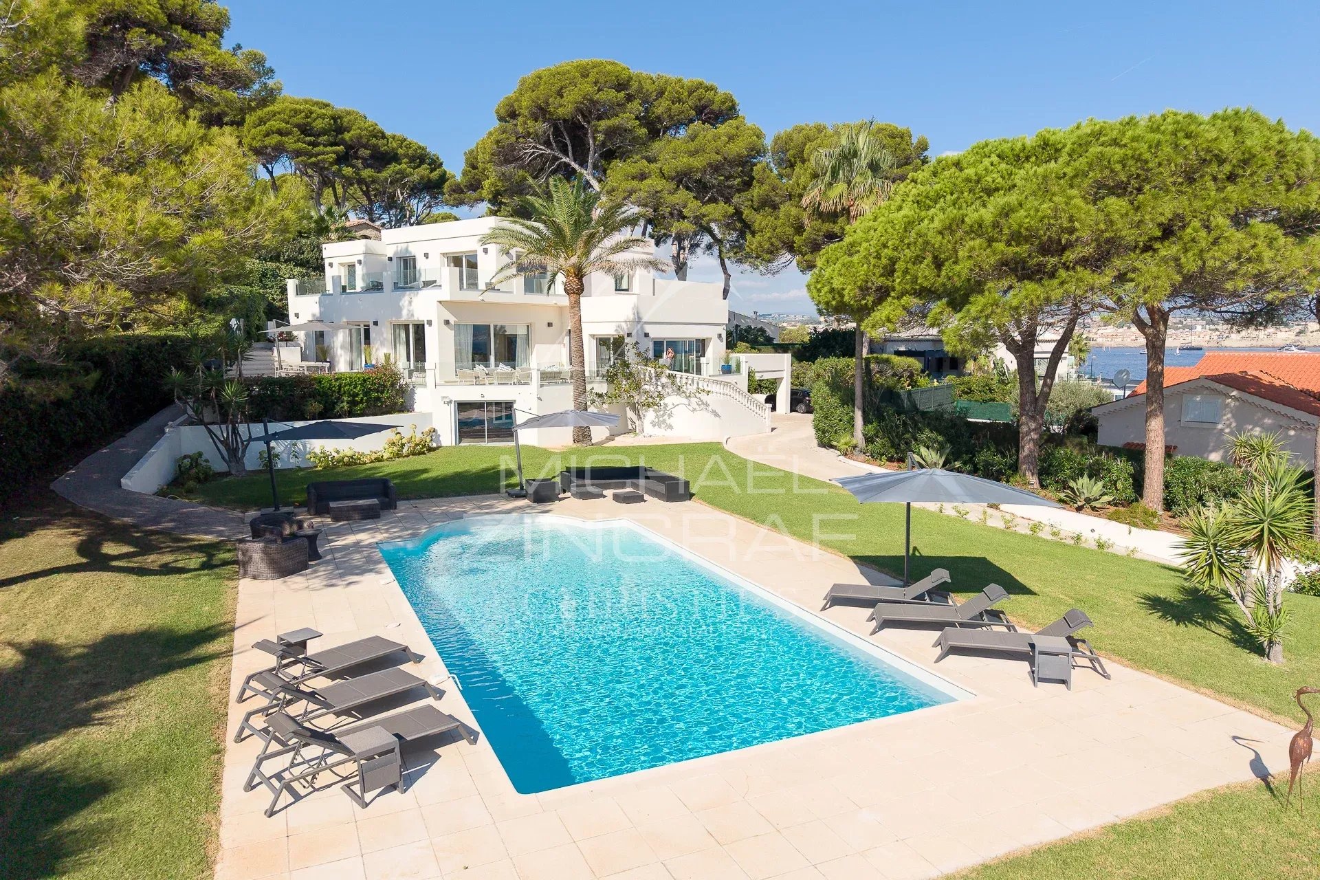 Exceptional villa in Cap d'Antibes Modern villa with pool and garden in Cap d'Antibes, with sea and mountain views.