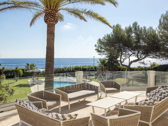 Terrace of a villa in Cap d'Antibes with views of the sea and the swimming pool.