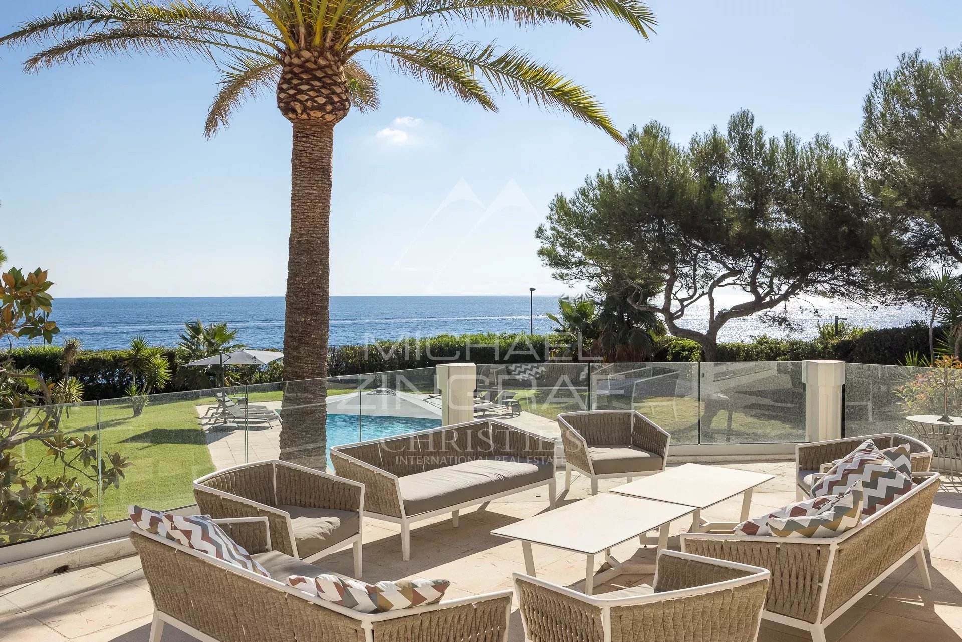 Exceptional villa in Cap d'Antibes Terrace of a villa in Cap d'Antibes with views of the sea and the swimming pool.
