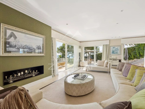 Interior of an elegant villa in Cap d'Antibes with sea views, spacious and bright living room.