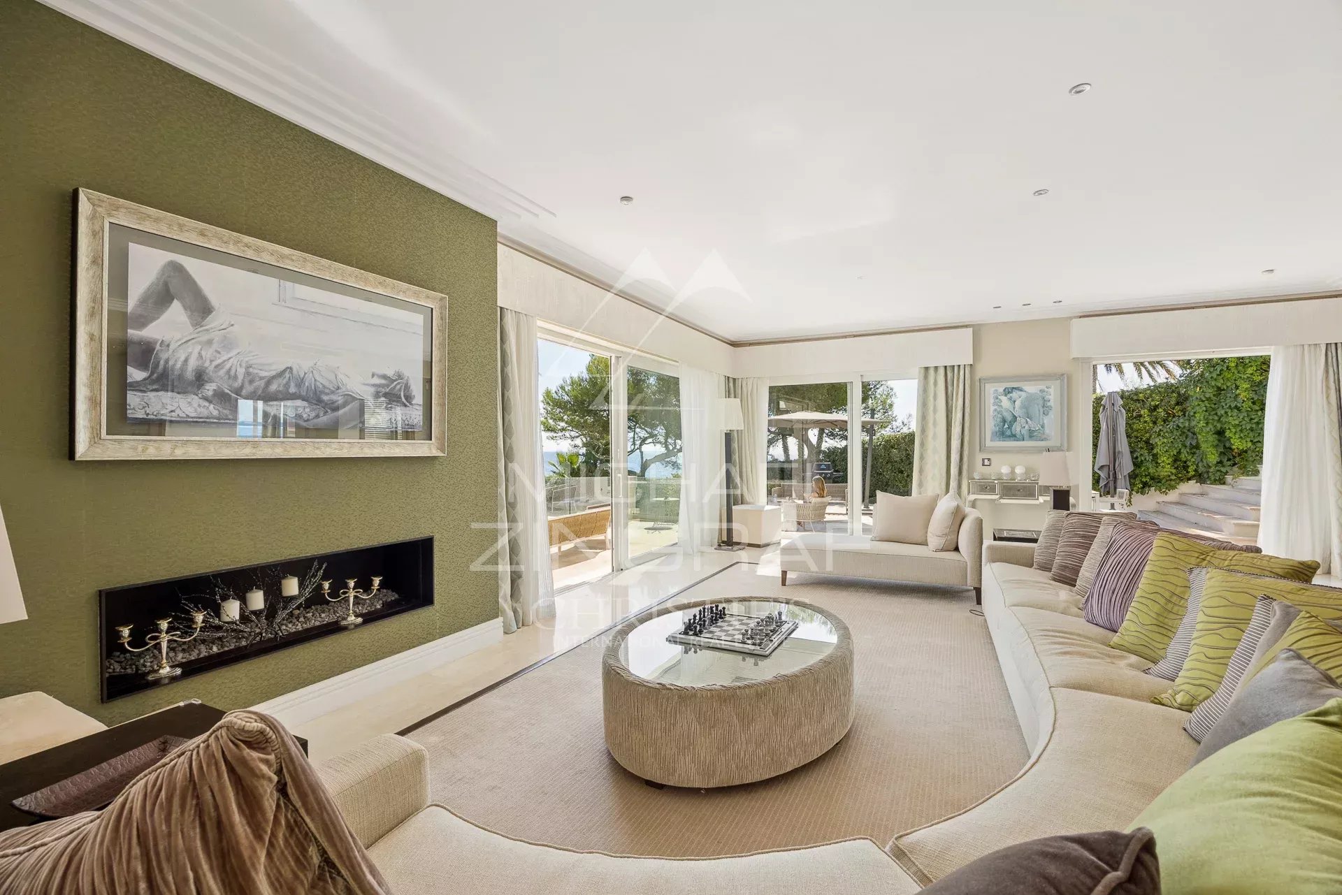 Living room of a villa in Cap d'Antibes Interior of an elegant villa in Cap d'Antibes with sea views, spacious and bright living room.