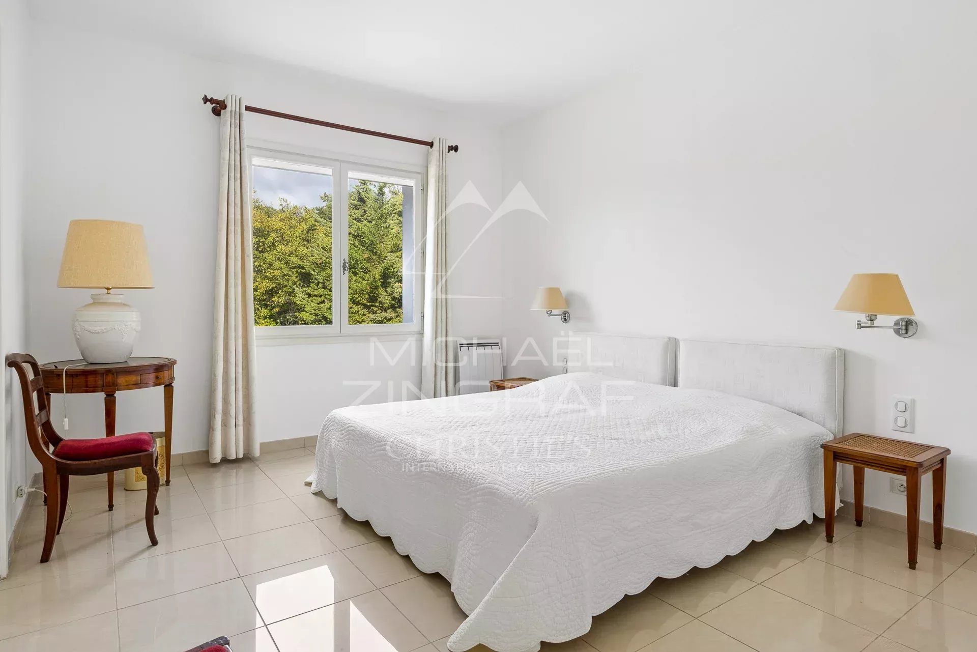 Room in Antibes Room in a house in Antibes with a double bed and elegant furniture.